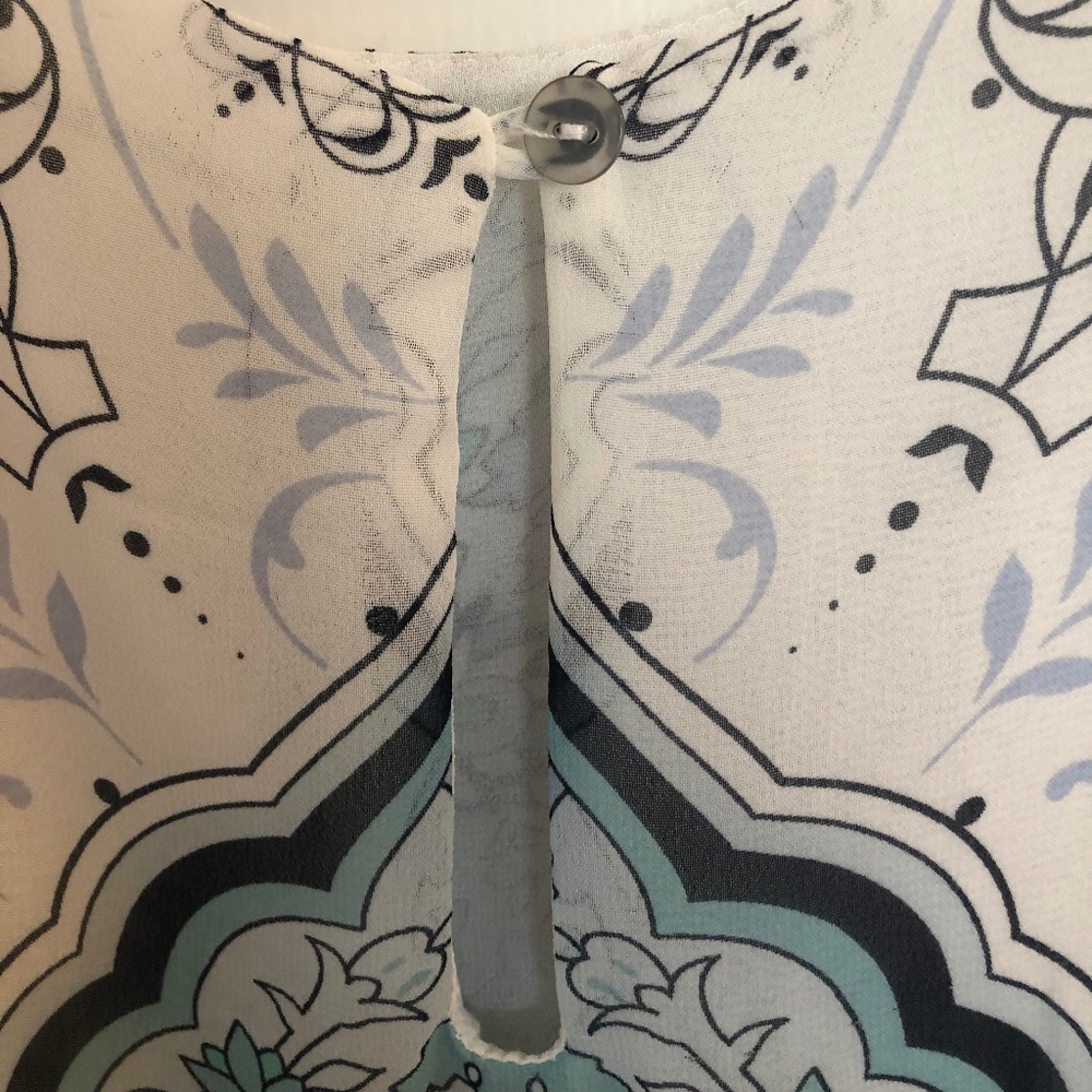 BEAUTIFUL SLEEVELESS PRINT TOP💙🤍💚 - Picture 3 of 5